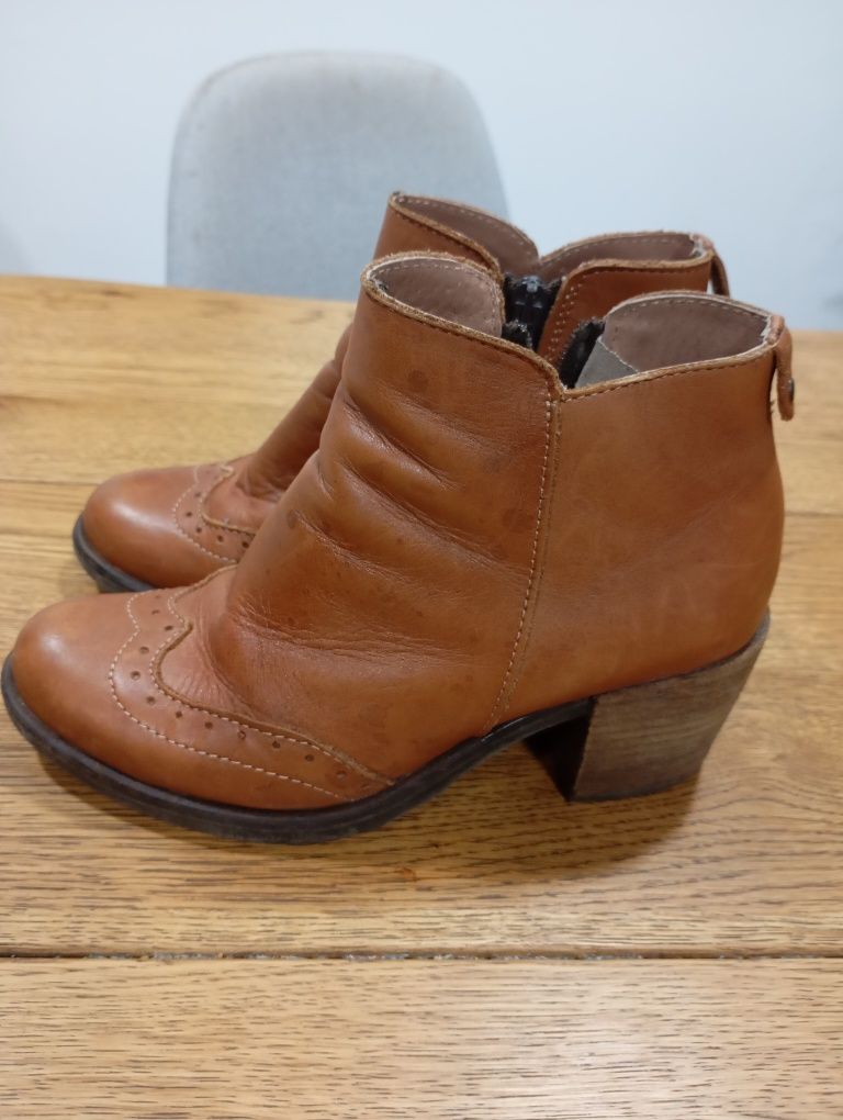 Botas meio cano castanhas. Tam. 36.