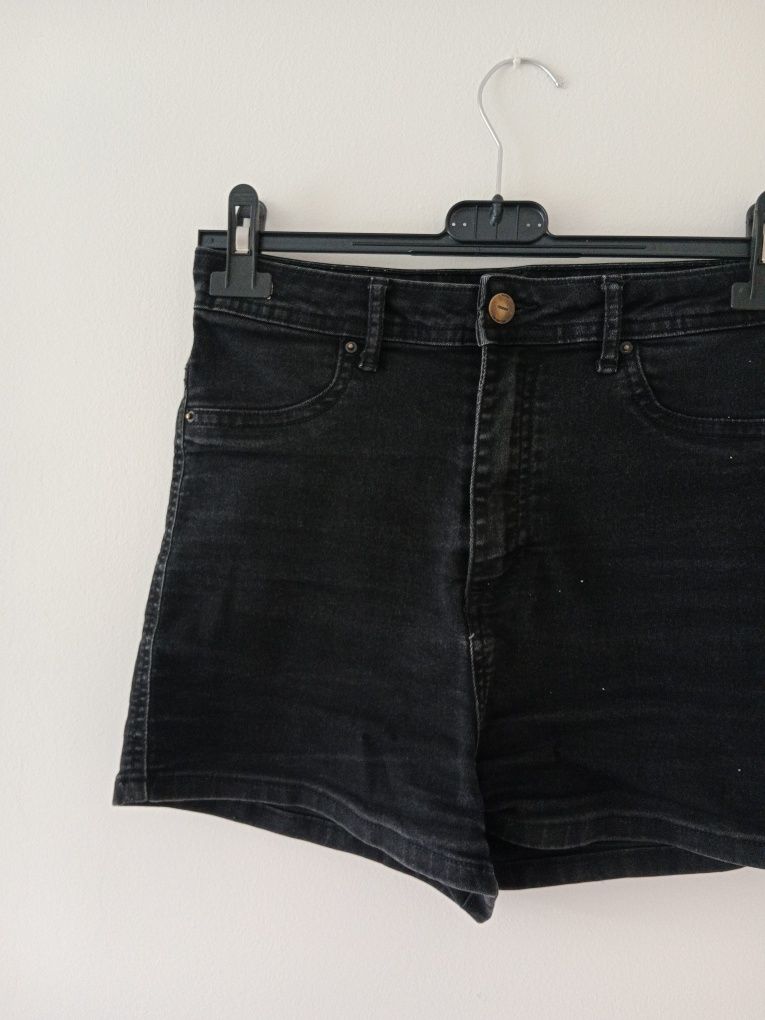 Czarne krótkie spodenki jeansowe z wysokim stanem Cropp s