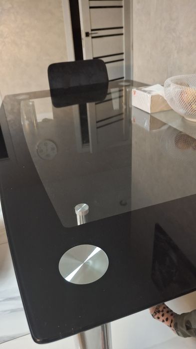 Продам великий скляний стіл