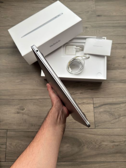 Продам Apple Macbook Air 13-inch M1 2020 256GB
