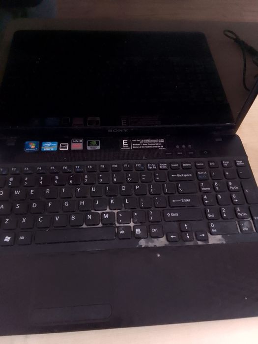 Sprzedaję laptopa. Windows 11 500 gigabajtów.