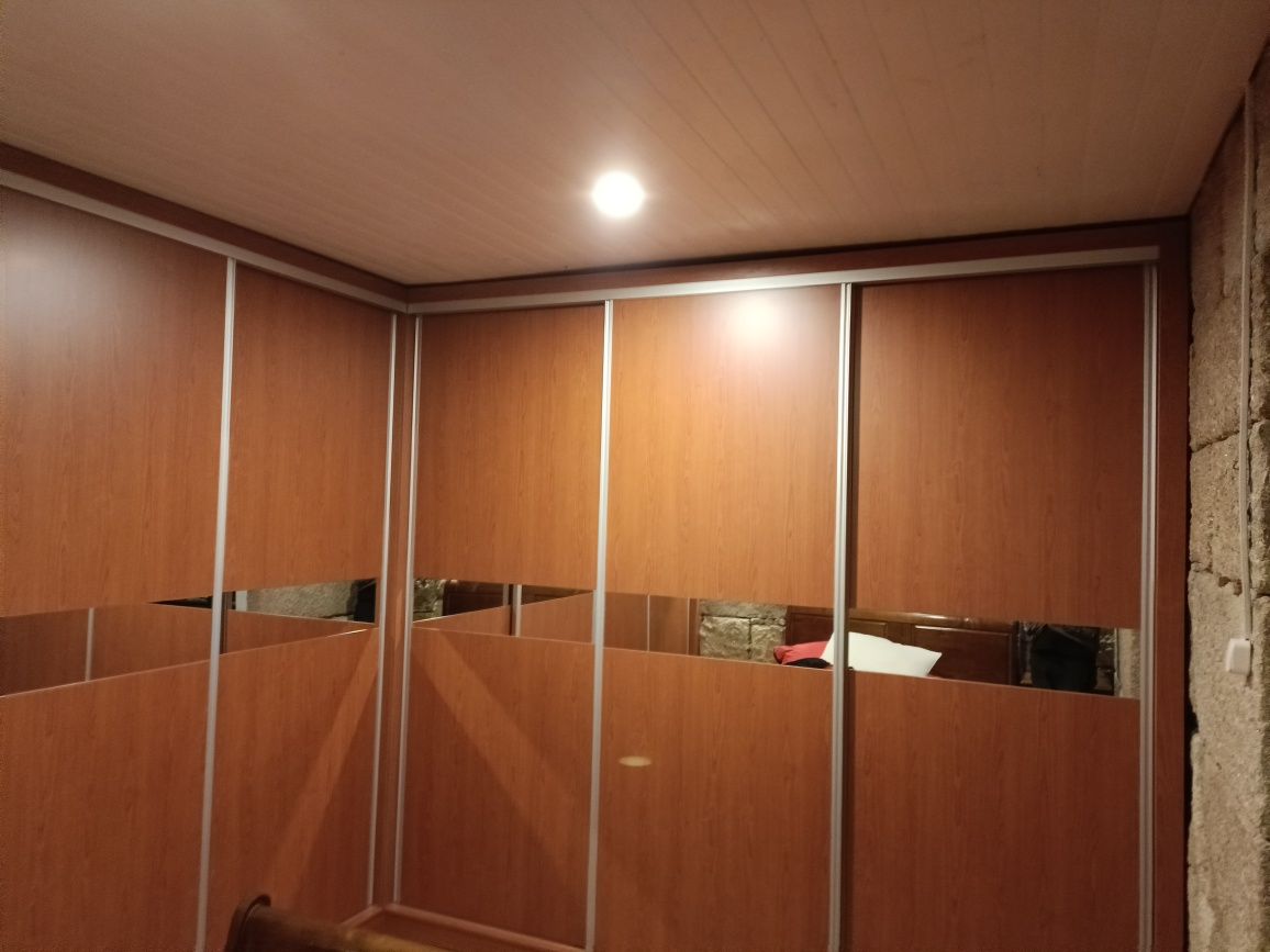 Moveis,roupeiros,cozinhas,quarto,camas estufadas e ripados.