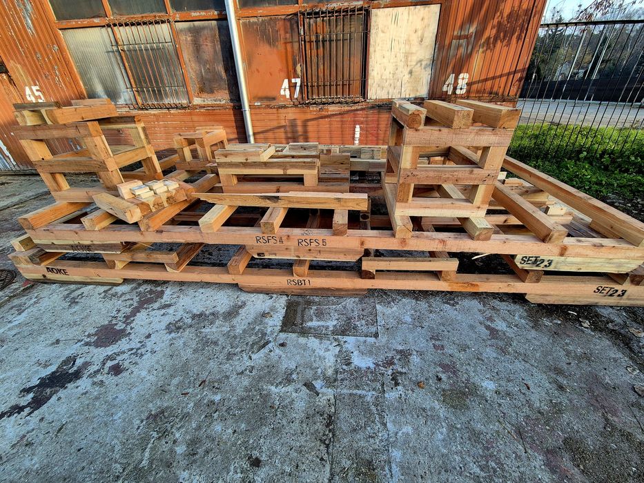 Stelaże drewniane / drewno. Duża ilość