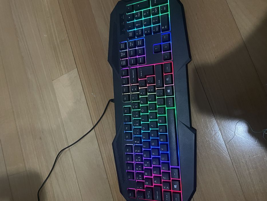 conjuto gamer teclado e colunas