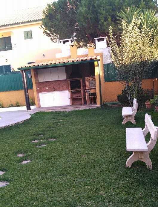 Moradia usada com jardim e piscina