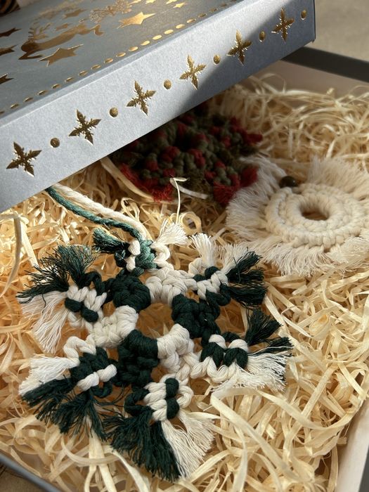 Ялинкові різдвяні макраме прикраси