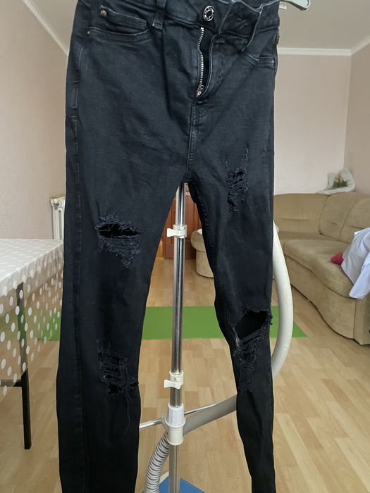 Джинсові штани. Рвані, чорного кольору.