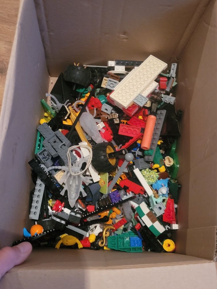 Klocki lego i figurki używane niekompletne.