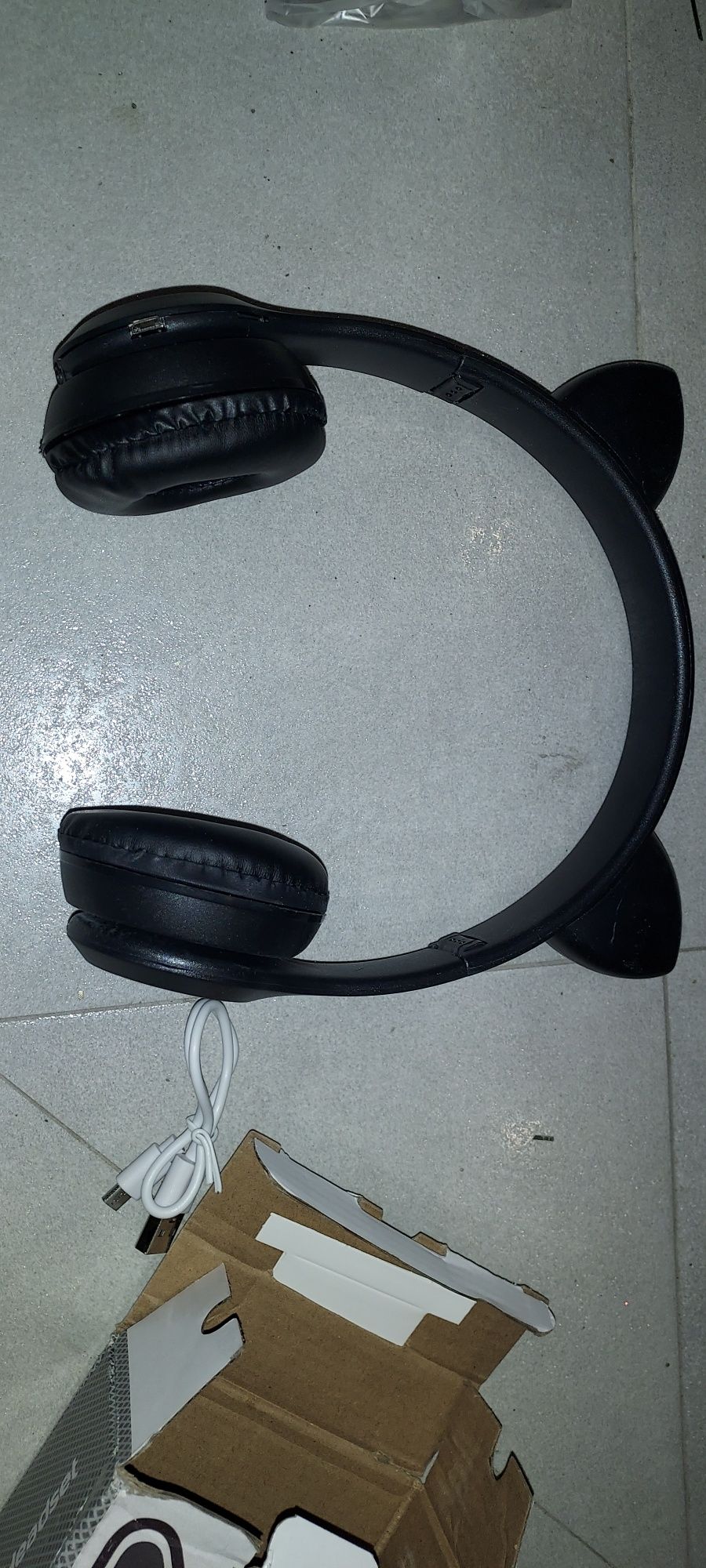 .Różowe i czarne 2x słuchawki nauszne Bluetooth z kocimi uszami.