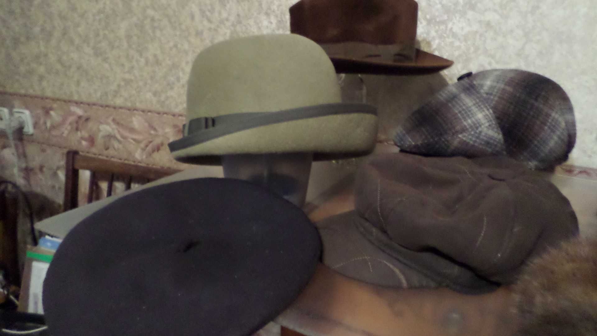 Шапки, шляпы б/у в хорошем состоянии и новые