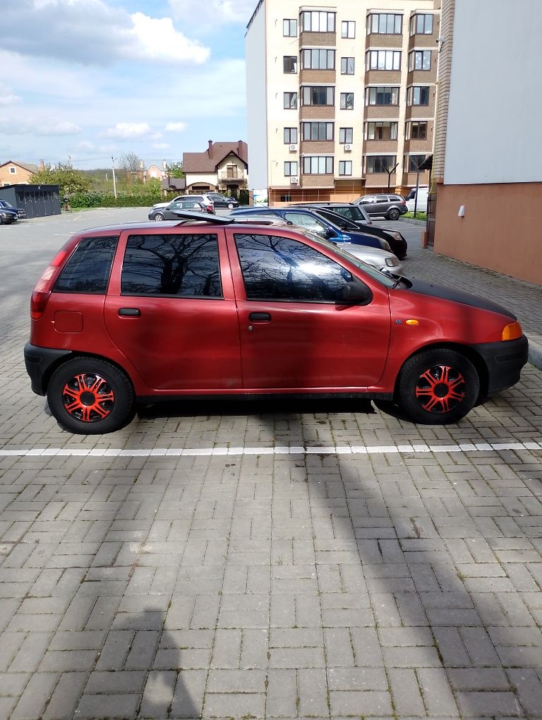 Економний автомобіль Fiat Punto S