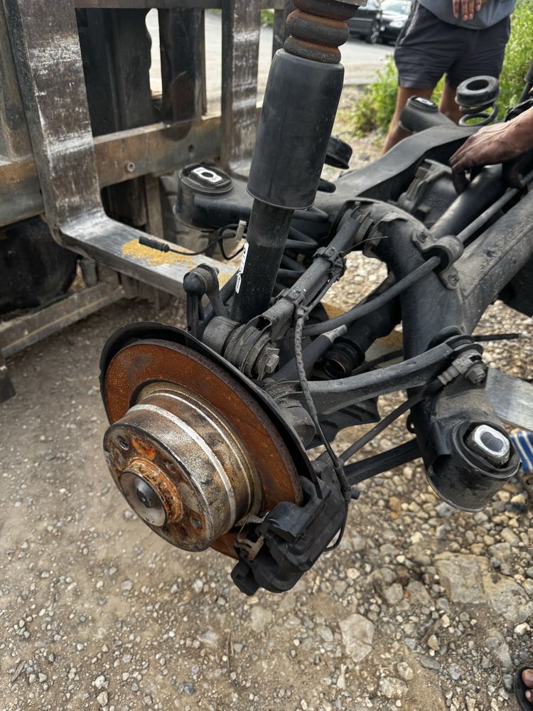 Eixo traseiro completo ,bateria, porta mala da bmw serie 1 116d