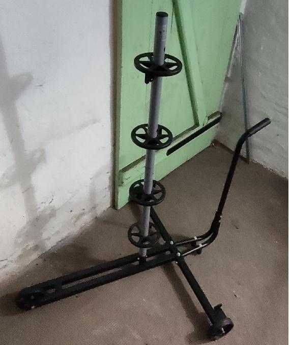 Mobilny stojak, wózek do kół w garażu.