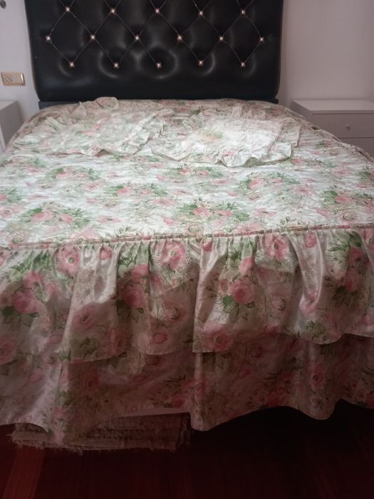 Edredão cama de casal em tons de verde e rosa