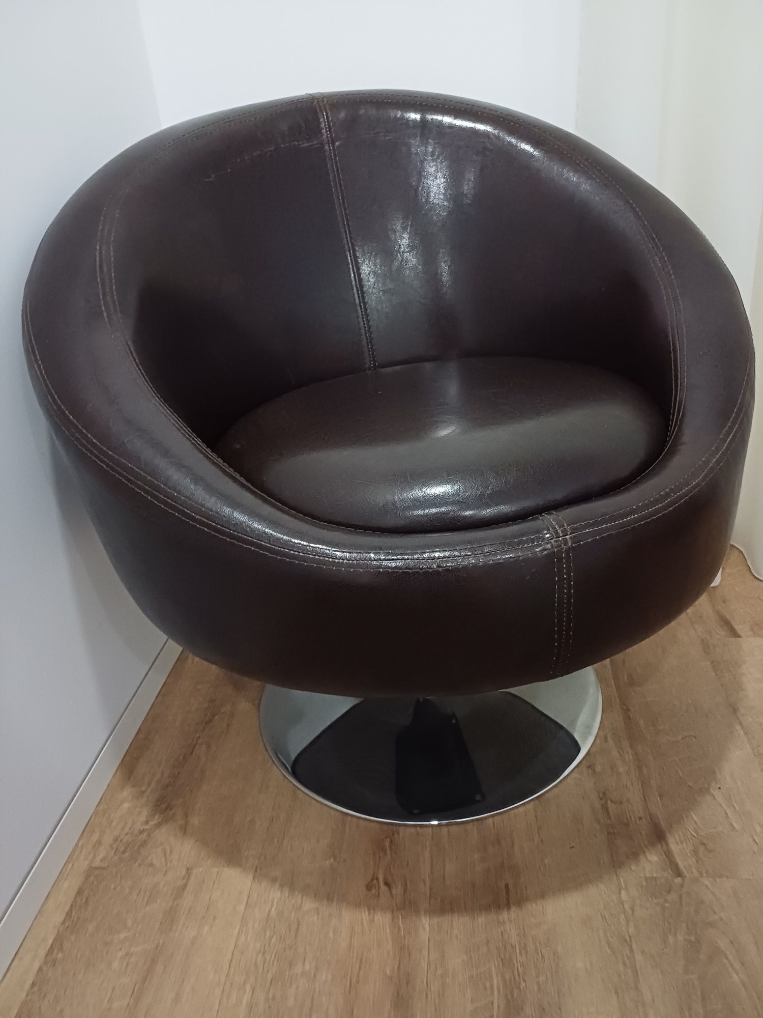 Cadeirão castanho em bom estado