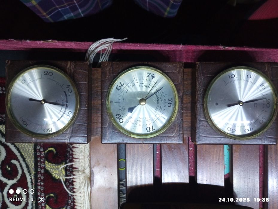 Барометр,показує температуру ,тиск,вологість