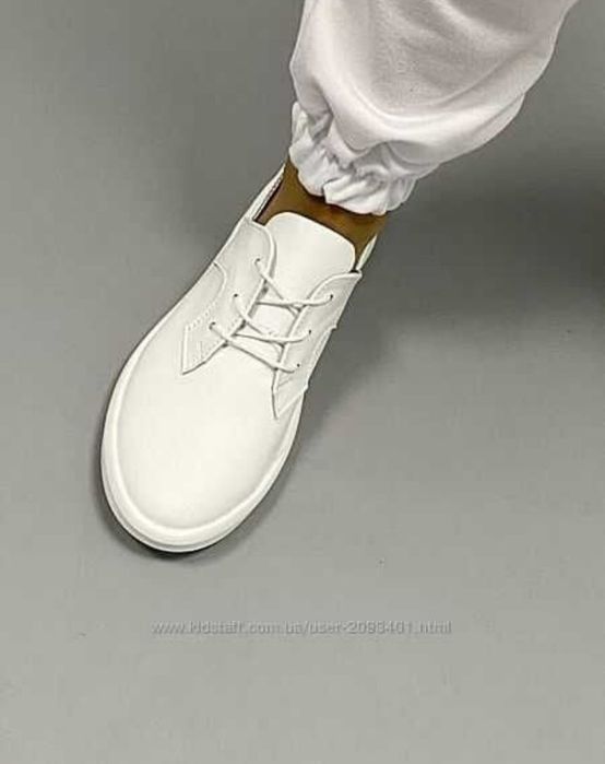 Шкіряні кеди, кросівки.