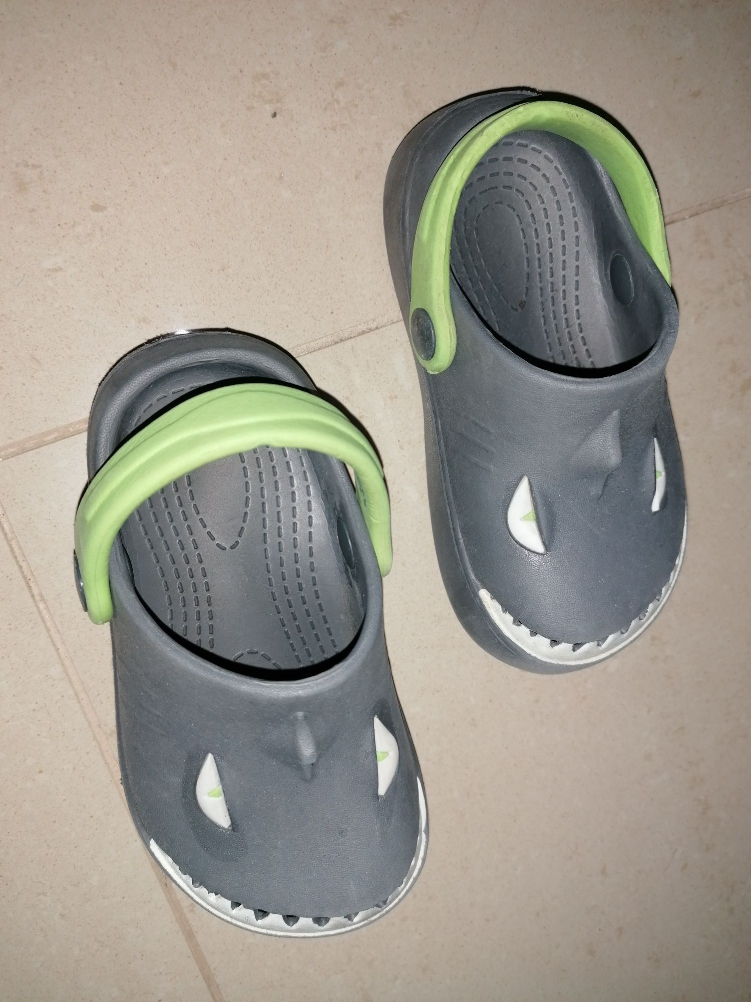 Crocs tubarão tamanho 23