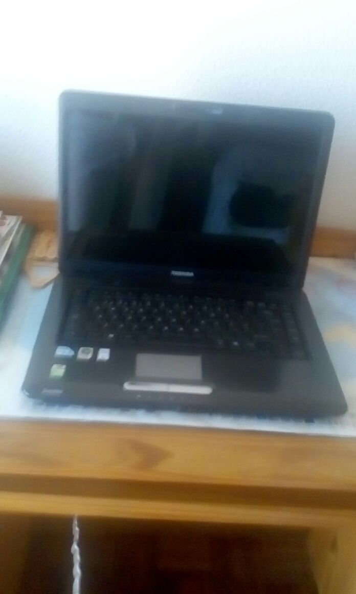 Vendo Computador Toshiba A300 Satelite Portátil e o Carregador!!