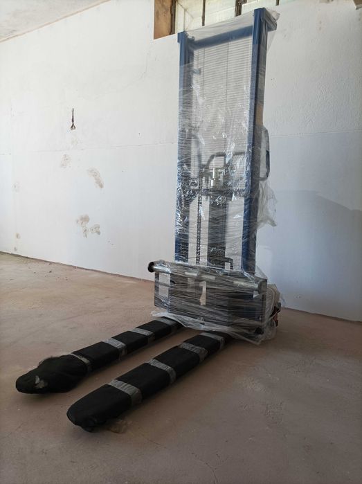 Porta Paletes Stacker, empilhador Manual, monta cargas 1.000 a 2.000Kg