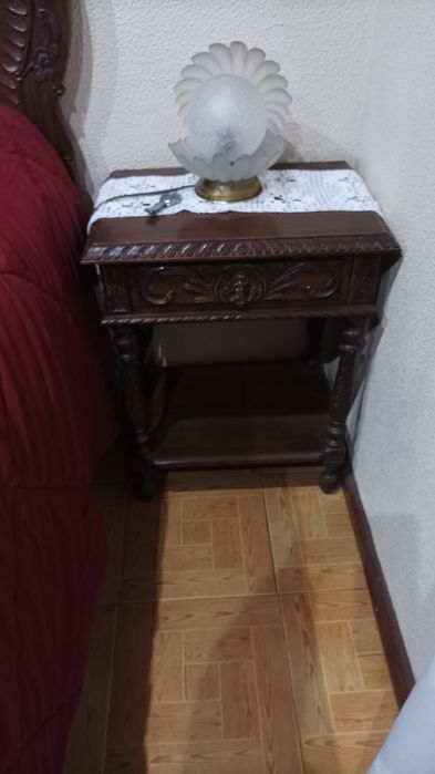 Roupeiro uma cadeira 2 mesinhas e um espelho