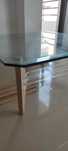 Mesa de vidro com suportes de pedra