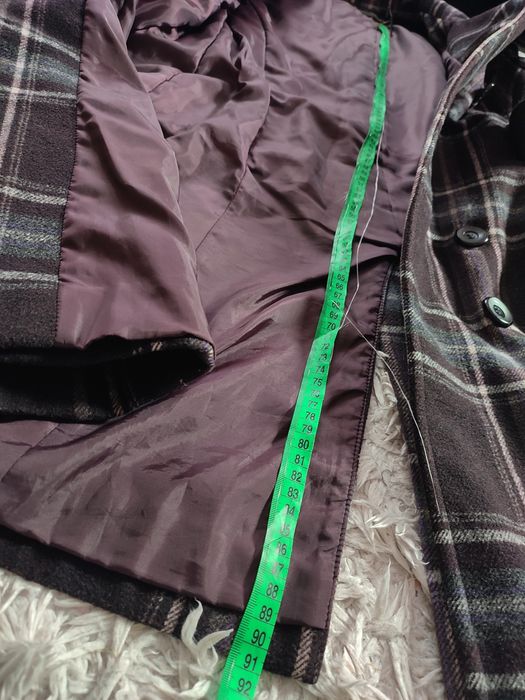 Płaszcz damski w kratę z paskiem 50% wełna