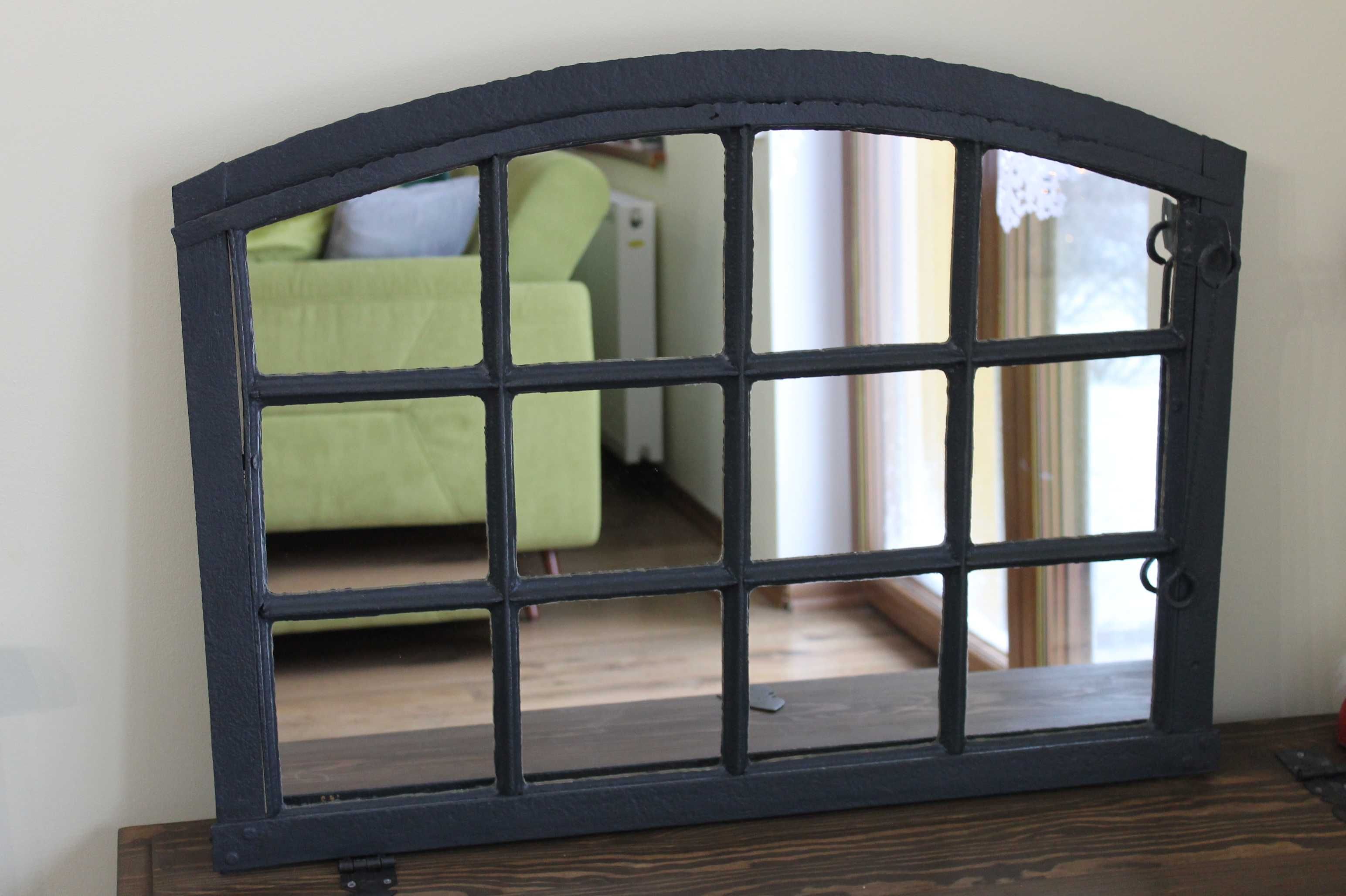 Lustro loft w starnym metalowym oknie
