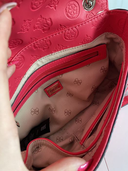 Torebka guess fuksja różowa monogram listonoszka crossbody