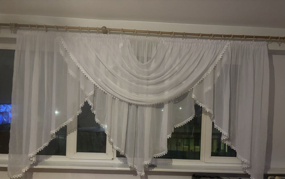 Firana na okno biala z wycięciami
