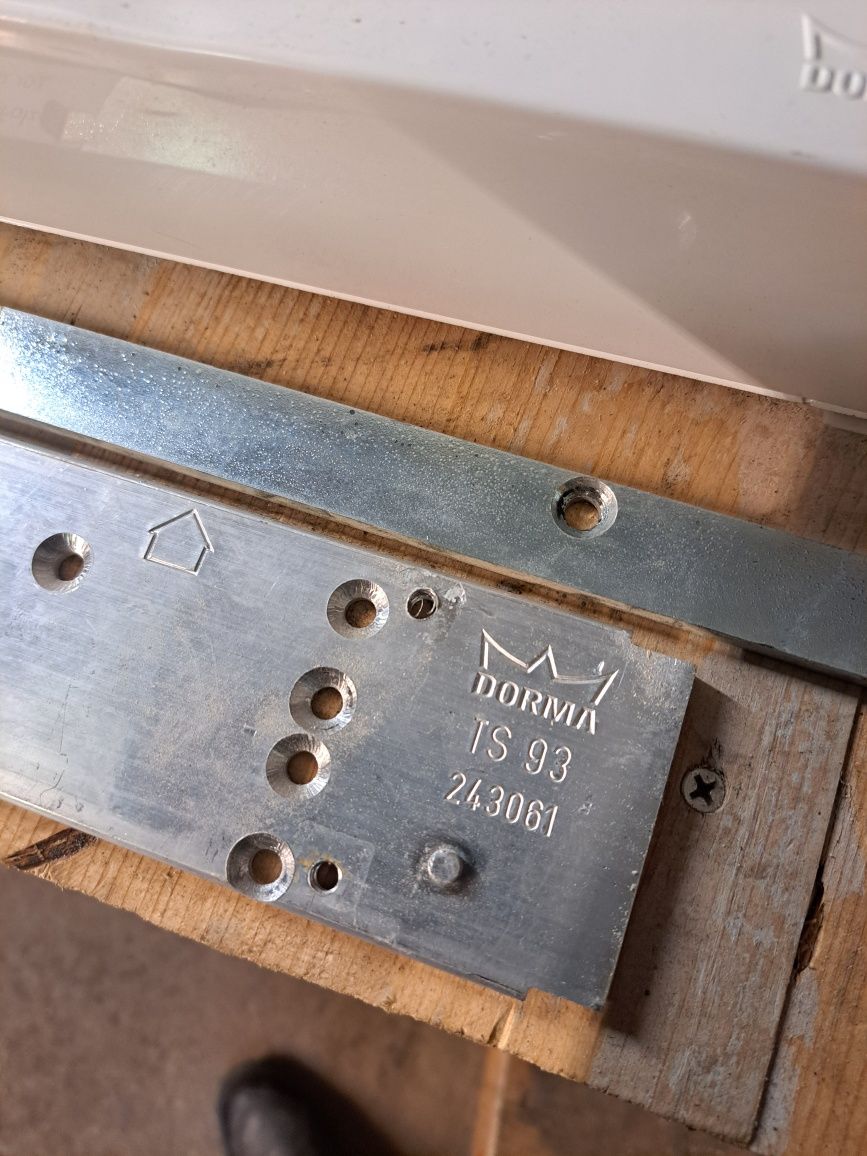 Samodomykacz Dorma TS93