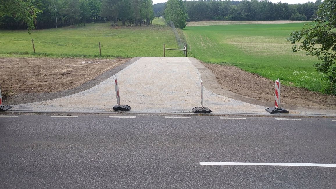 Prace ziemne wynajem koparek ciągnika z przyczepą budowlaną