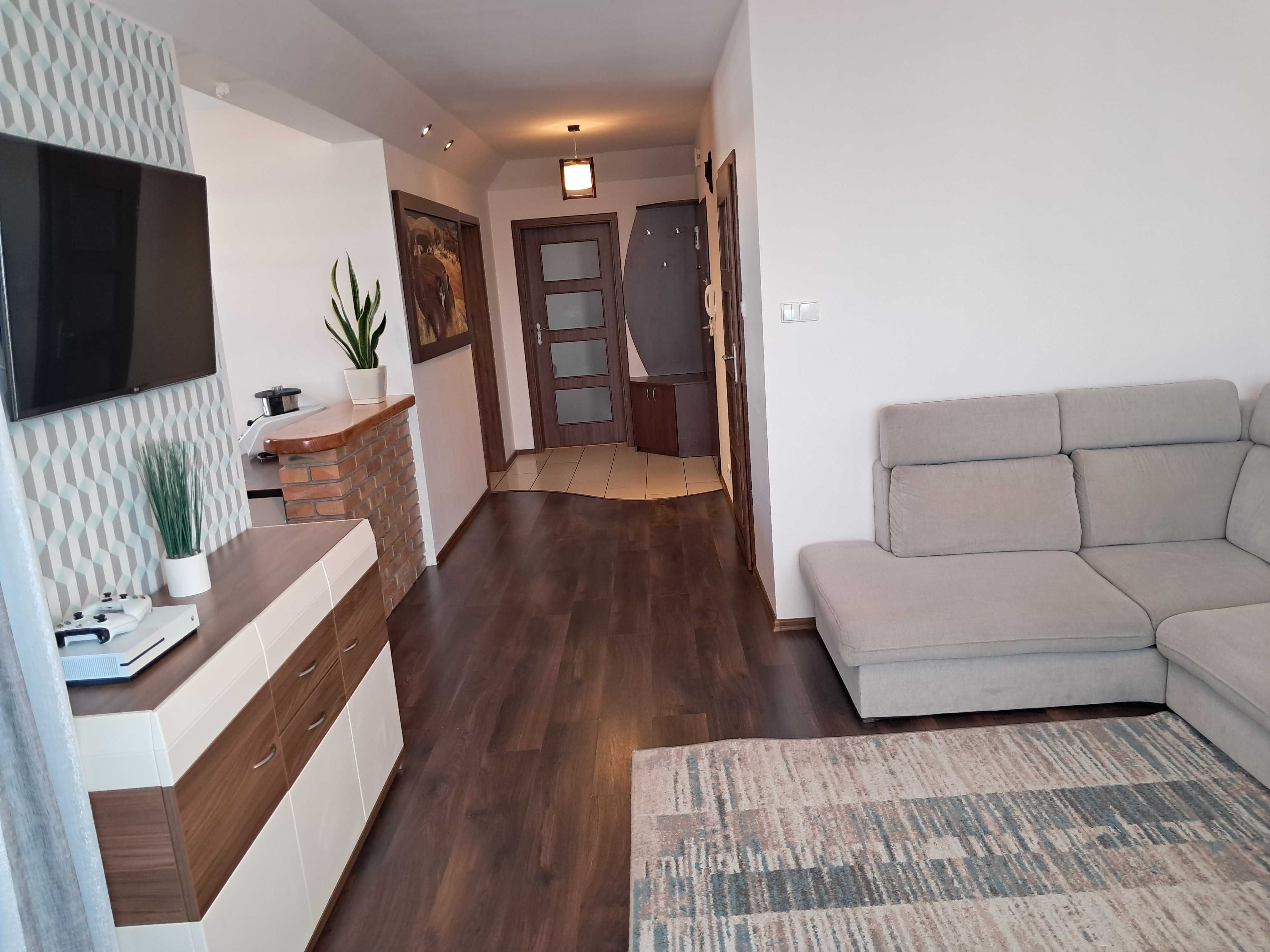 Ul. Pileckiego, 3 pokoje, blok cegła ogrodzone osiedle.