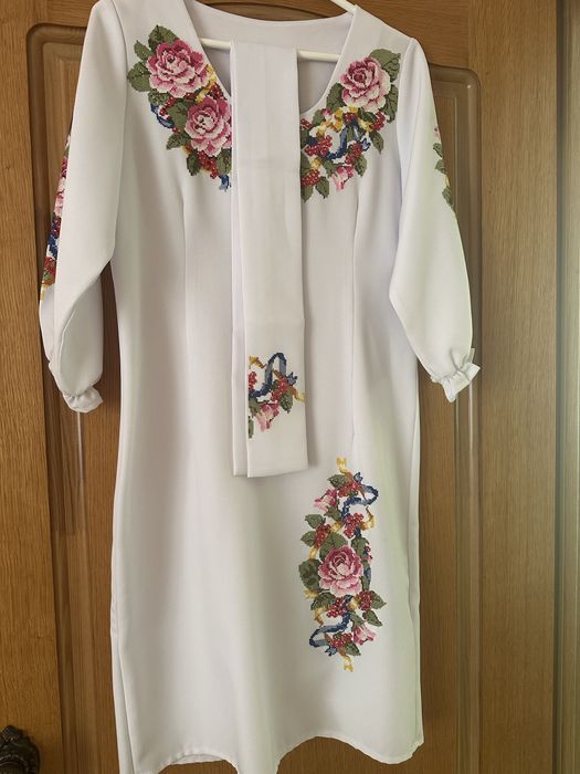 Продам вишиванку ( вишиту сукню)