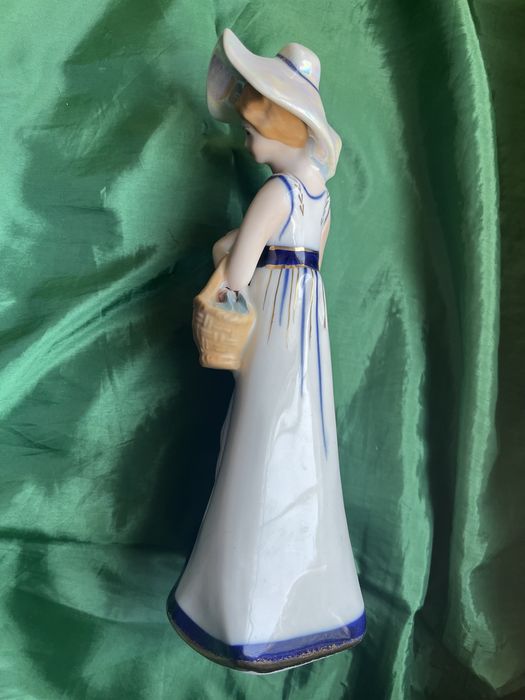 Продам порцелянову статуетку