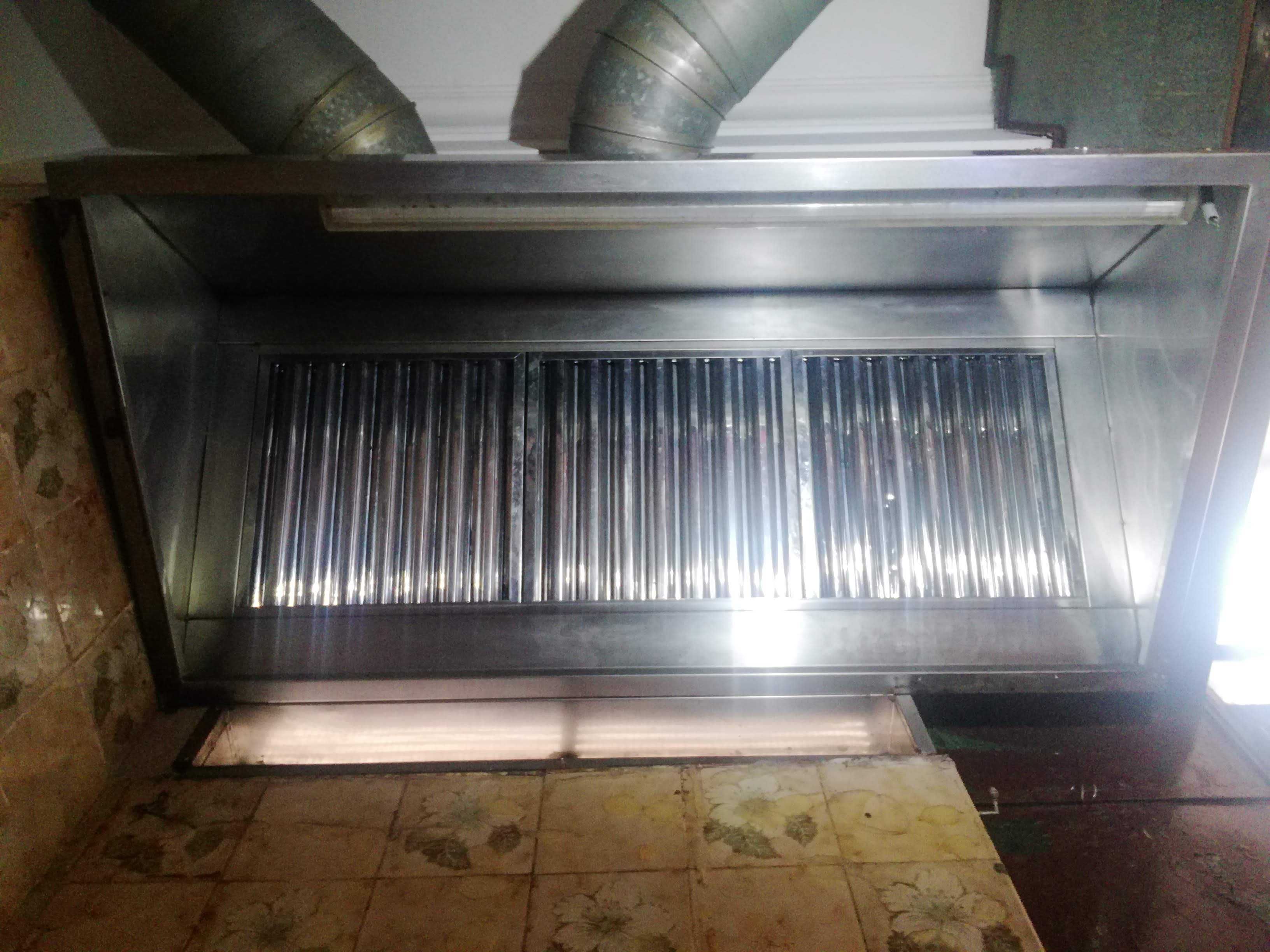 Chaminé de grelhador com eliminação electrostática de fumo e cheiros.