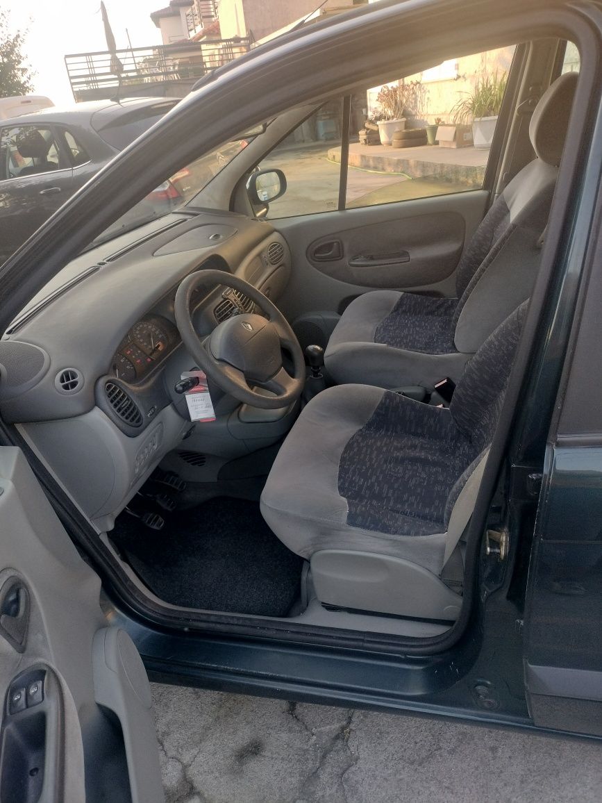 Renault Megane Scenic a gasolina com ar condicionado espaçosa e confor