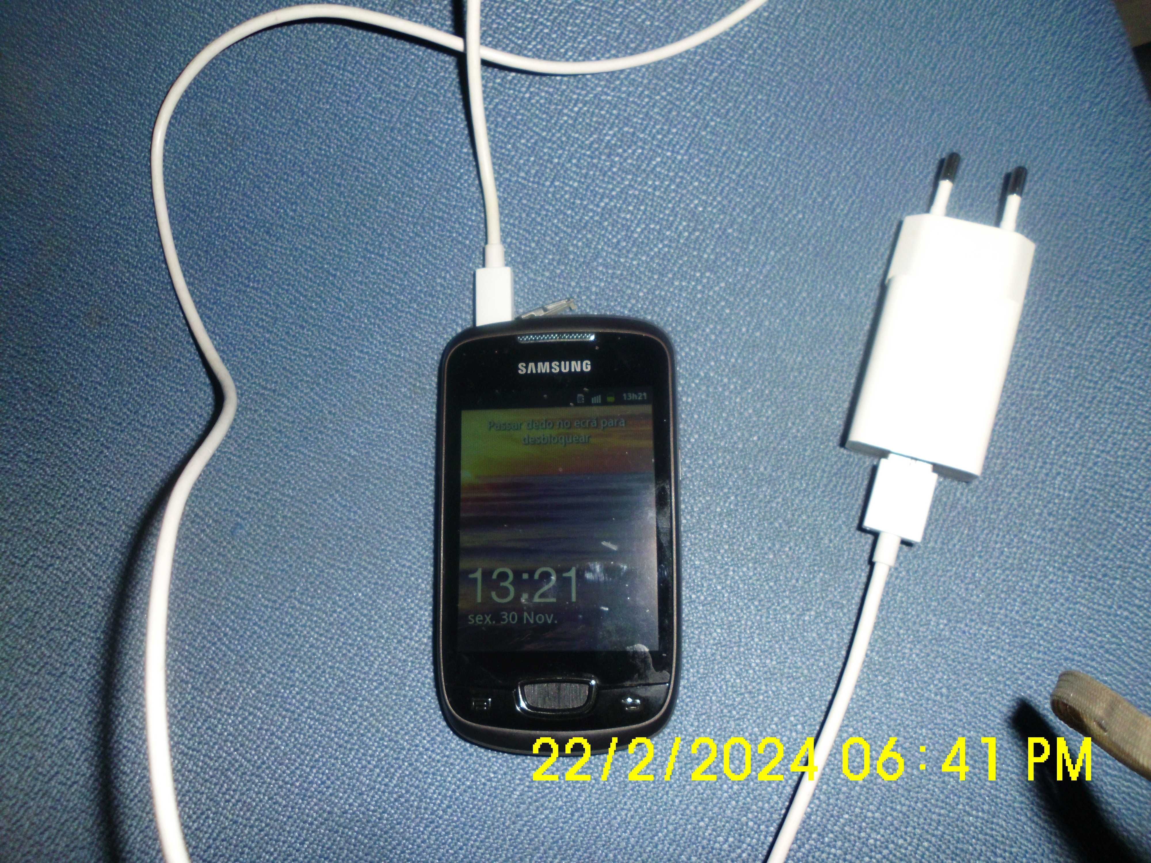Telemóvel com carregador marca Samsung
