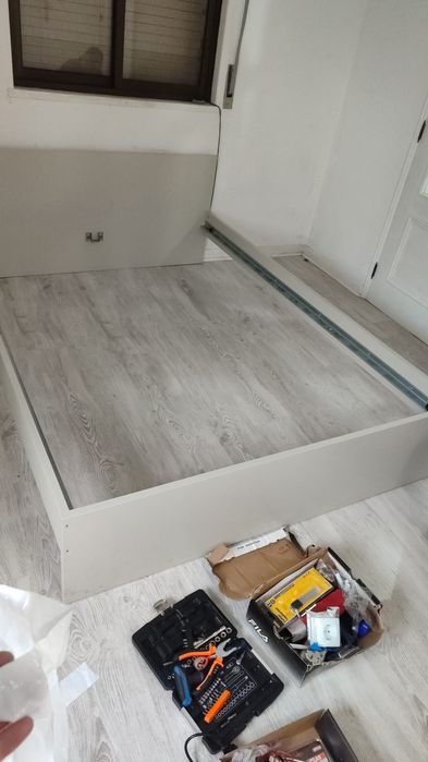 Cama casal de ikea com mesas de cabeceira e colchão.