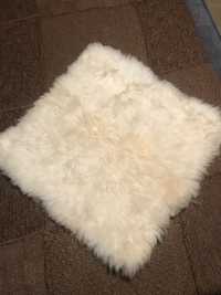 Biała poduszka dekoracyjna