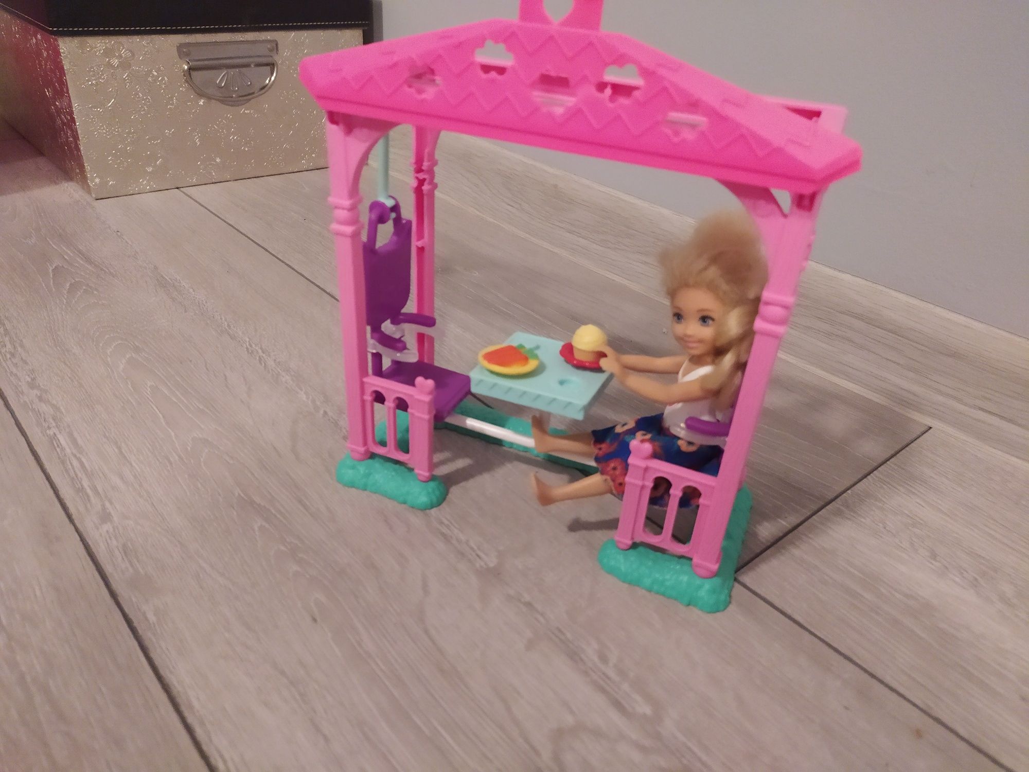 Lalka Barbie Chelsea zestaw piknik w altanie z huśtawka