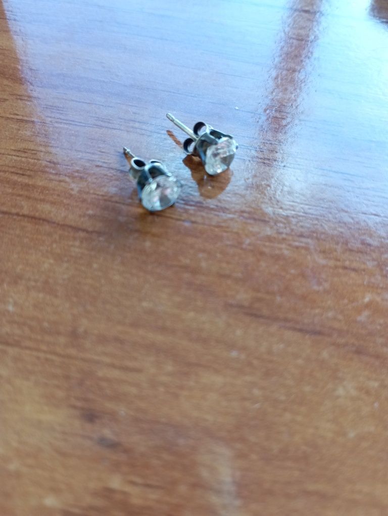 Brincos pequeninos com Pedra Brilhante