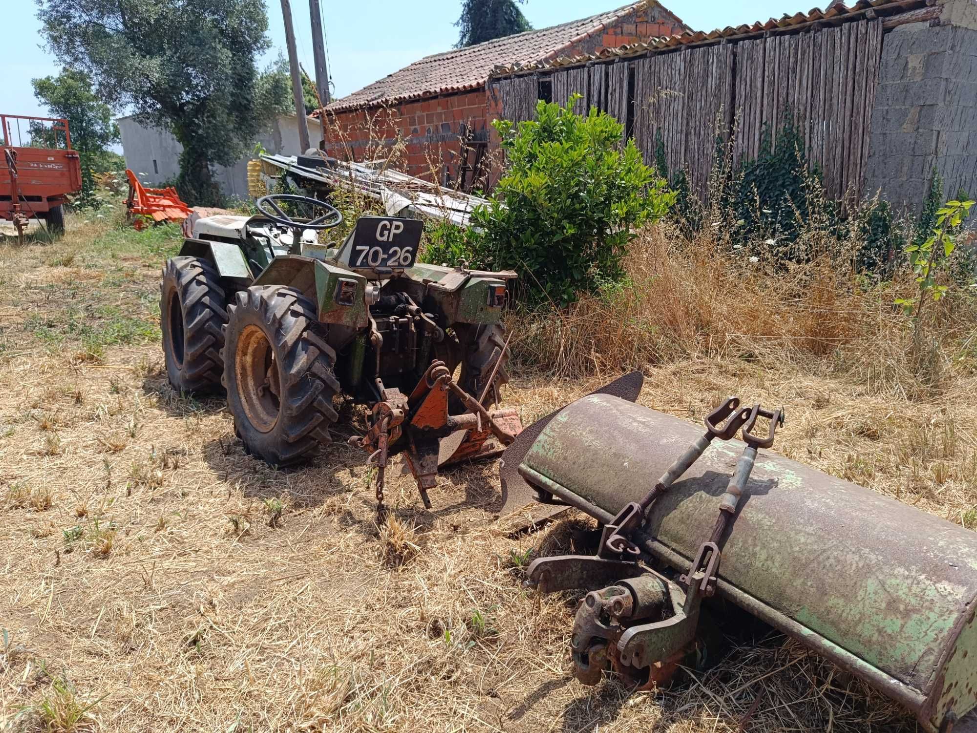 A venda trator Adriatica 24 cavalos para peças com frese e charrua