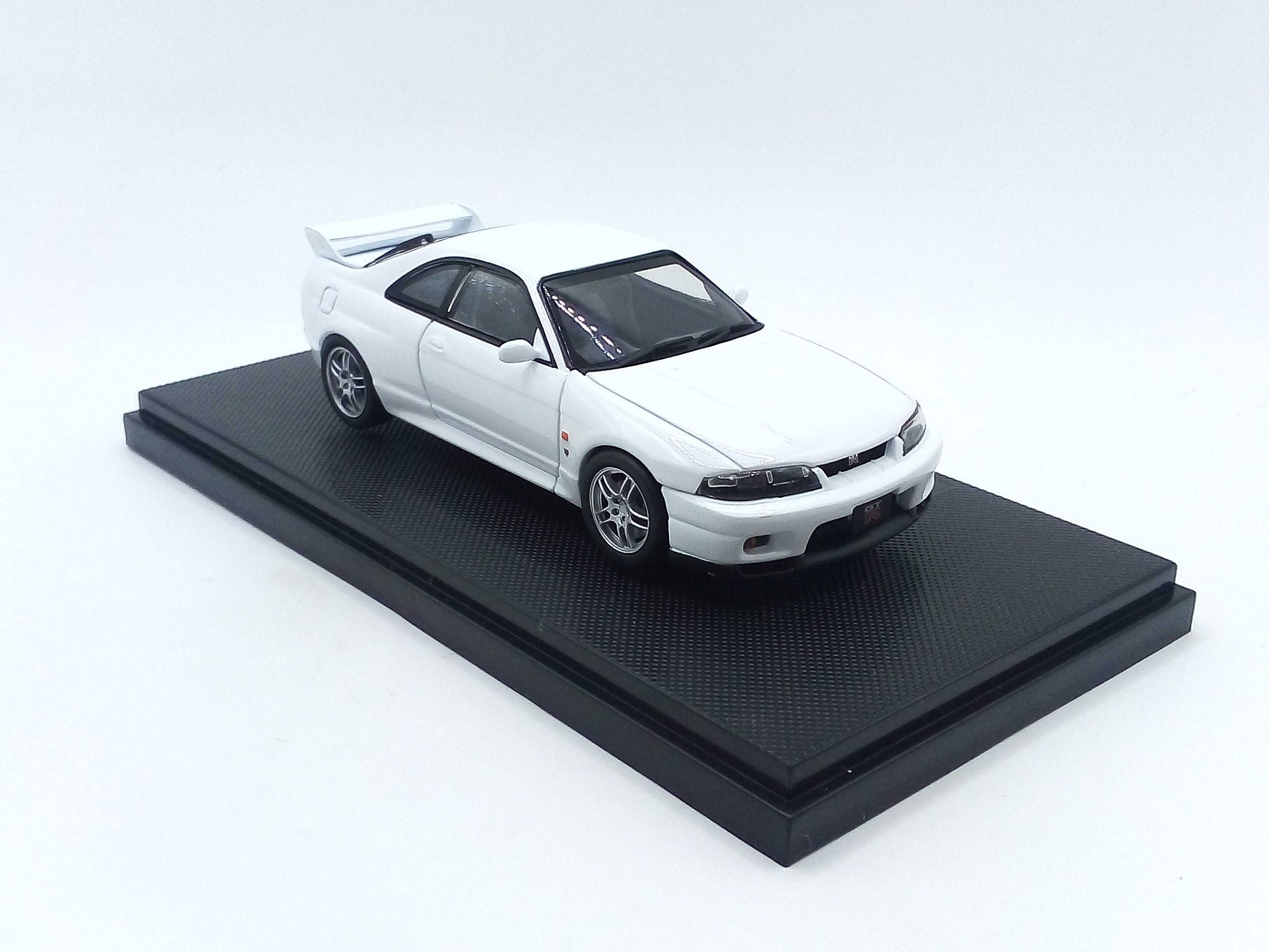 Nissan Skyline GT-R (R33) VSpec year 1995 white - skala 1:43 - Ebbro
