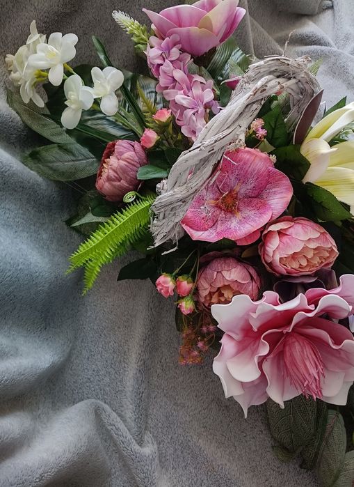 Piękna kompozycja nagrobna w drewnianym koszu