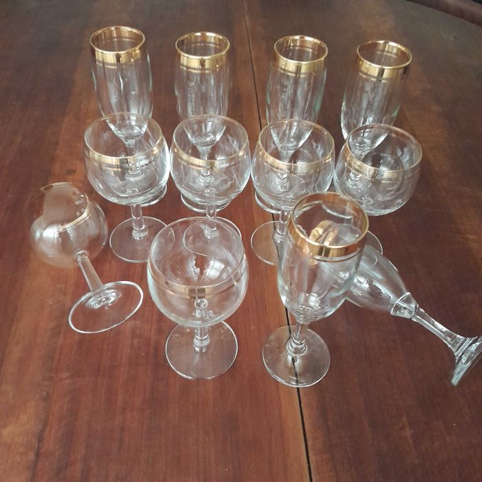 Conjunto de 12 copos com detalhes dourados