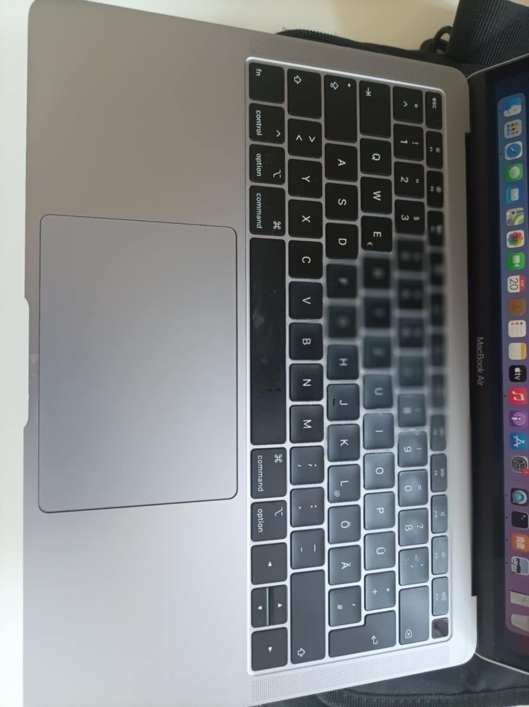 Uzywany laptop w idealnym stanie. Uzywamy bedzo rzadko.