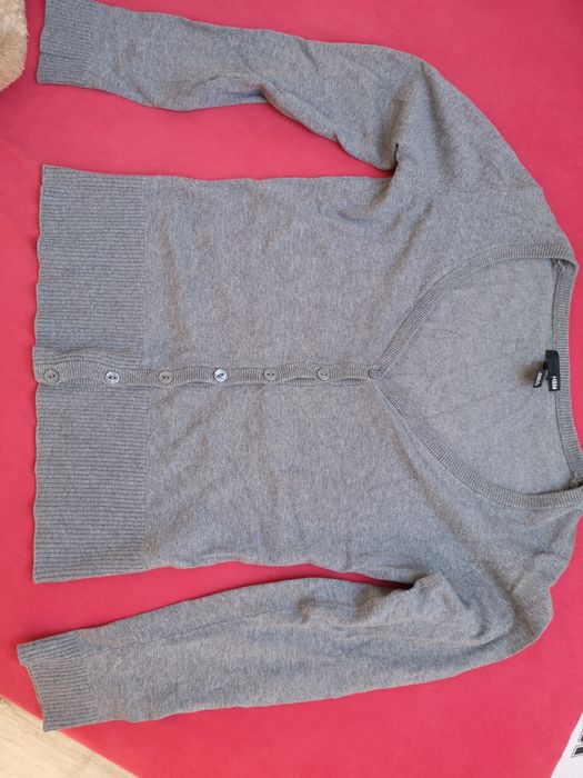 Szary sweterek basic