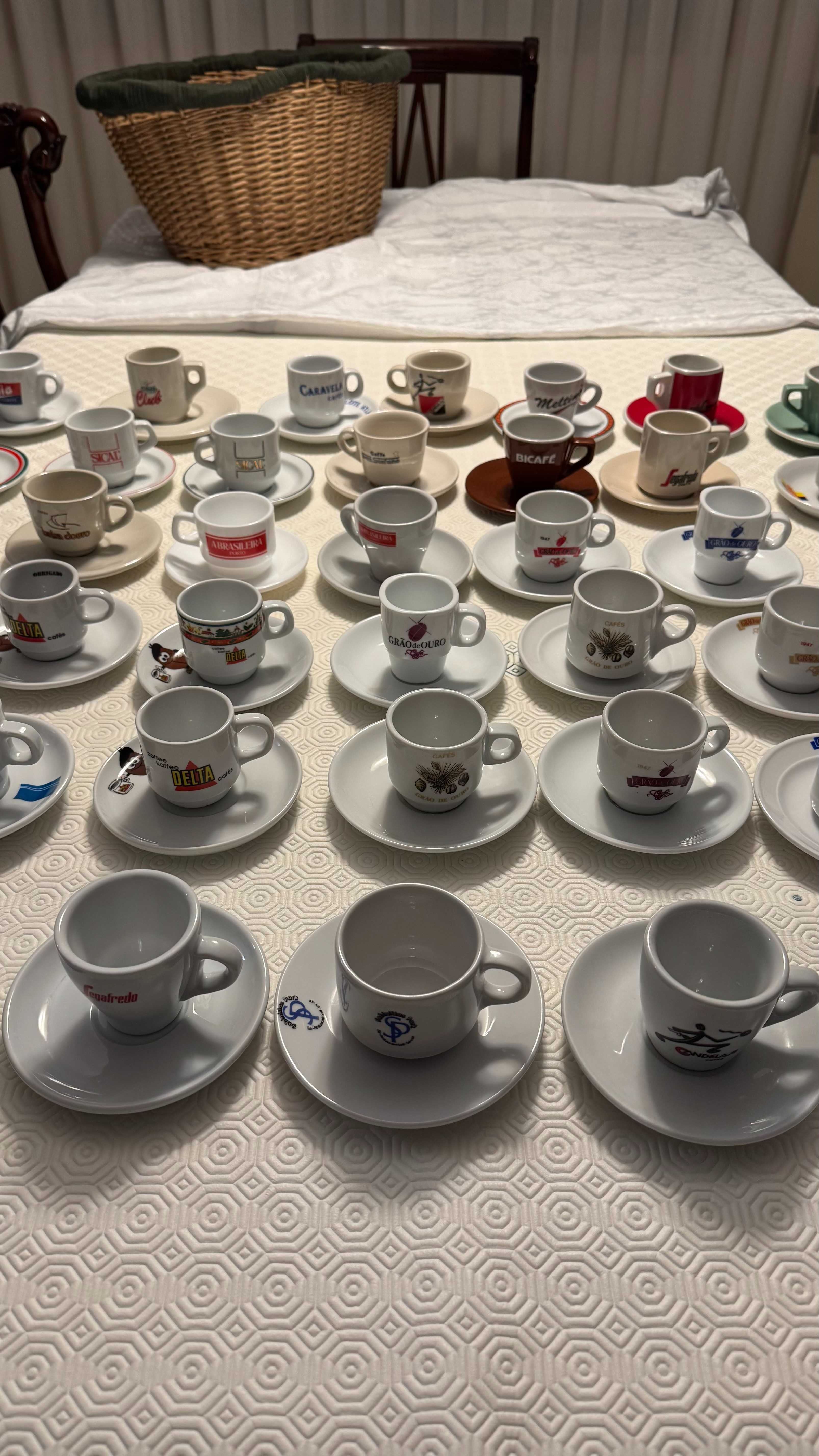 Conjunto de várias chávenas de café com pires – colecionáveis