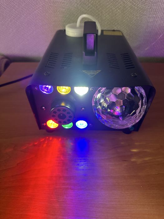 Wytwornica dymu z dyskotekowym oświetleniem